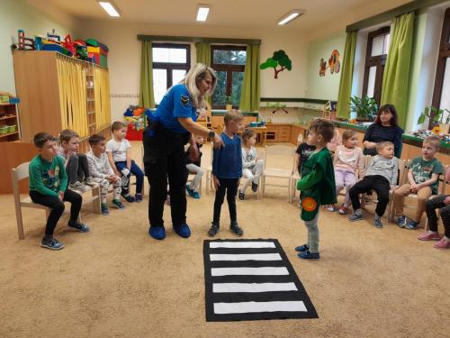 Chůze přes přechod pro chodce...