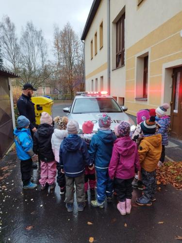Fíha! Policejní auto...