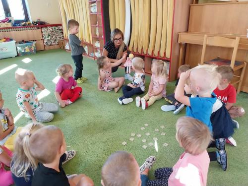 Seznámení s MŠ a adaptace - pomáhá nám s tím naše ,,Balerína"